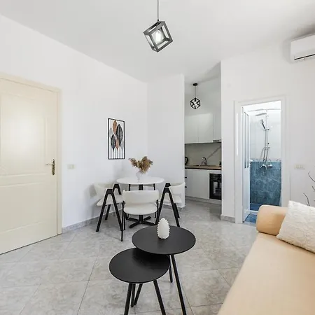 Appartement Modern With Wifi And Access By Pikhost Golem (Tirana)