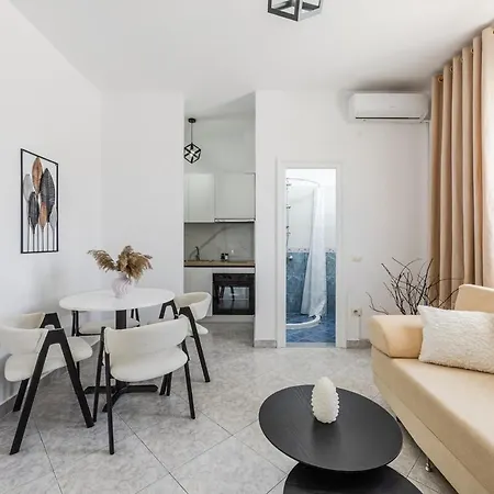 Modern With Wifi And Access Apartment *