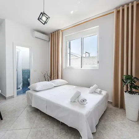 Modern With Wifi And Access Apartment *
