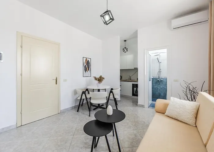 Daire Modern With Wifi And Access By Pikhost Golem (Tirana)